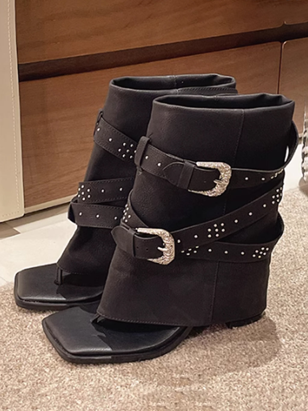 Studded buckle heel cover sandals