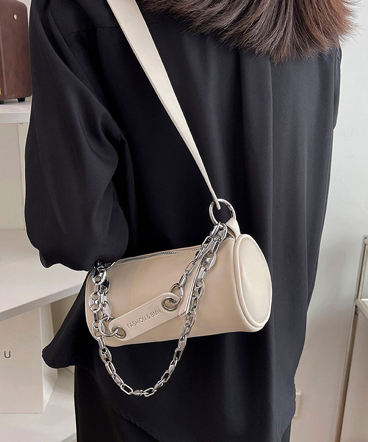 Chain round shoulder bag